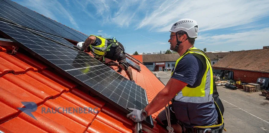 Montáž fotovoltaické elektrárny na střechu firmy