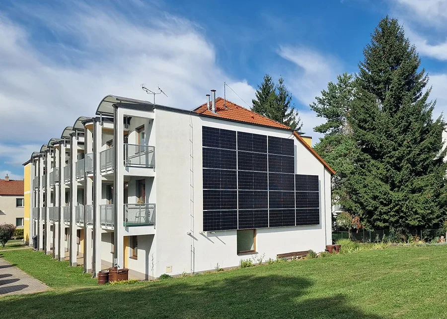Fotovoltaické panely na fasádě domu