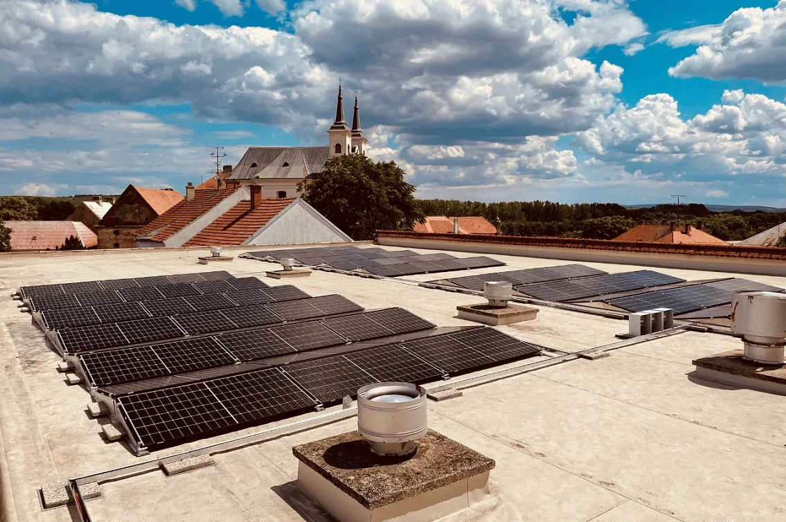 Realizace fotovoltaiky – Jednota Mikulov - Drnholec