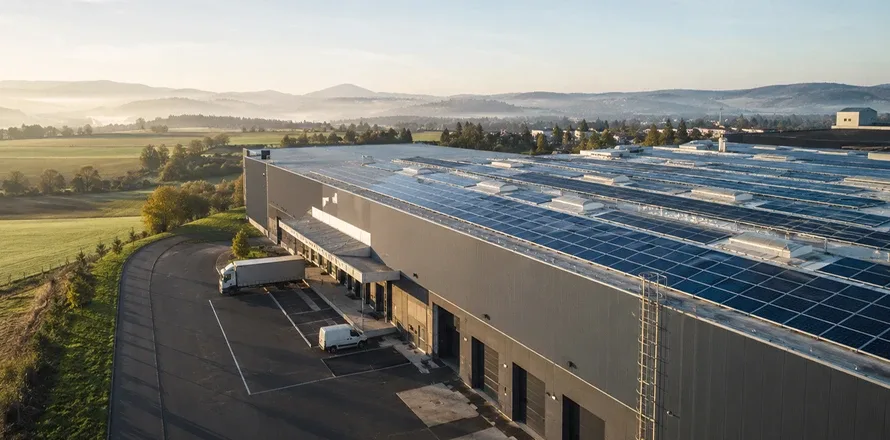Firemní areál využívající solární energii