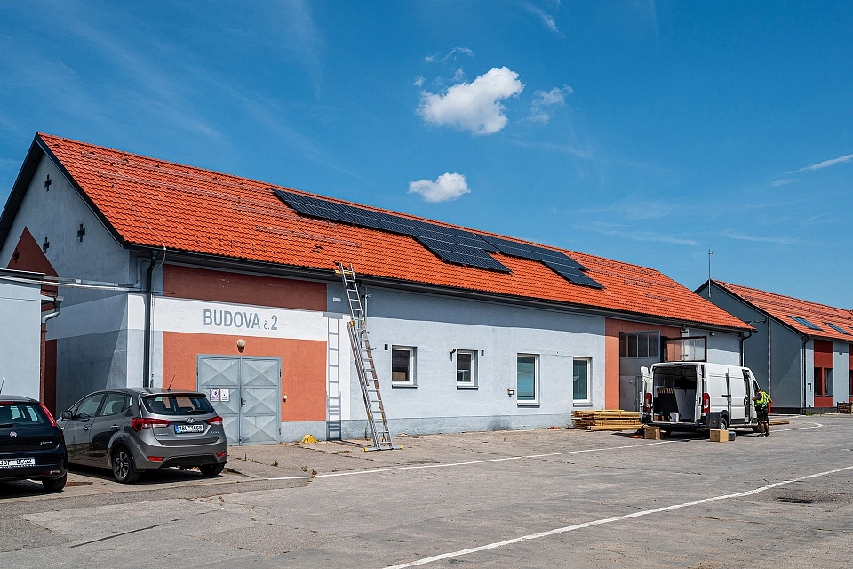 Technická budova s částečně nainstalovanými fotovoltaickými panely na střeše