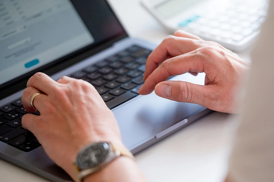 Osoba pracující na notebooku