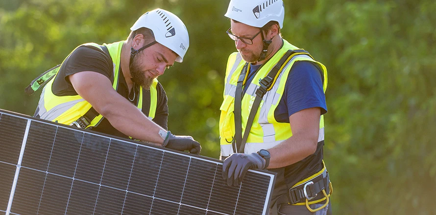Servisní technici kontrolují firemní fotovoltaiku