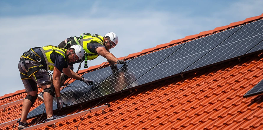 Instalace fotovoltaických panelů na střeše