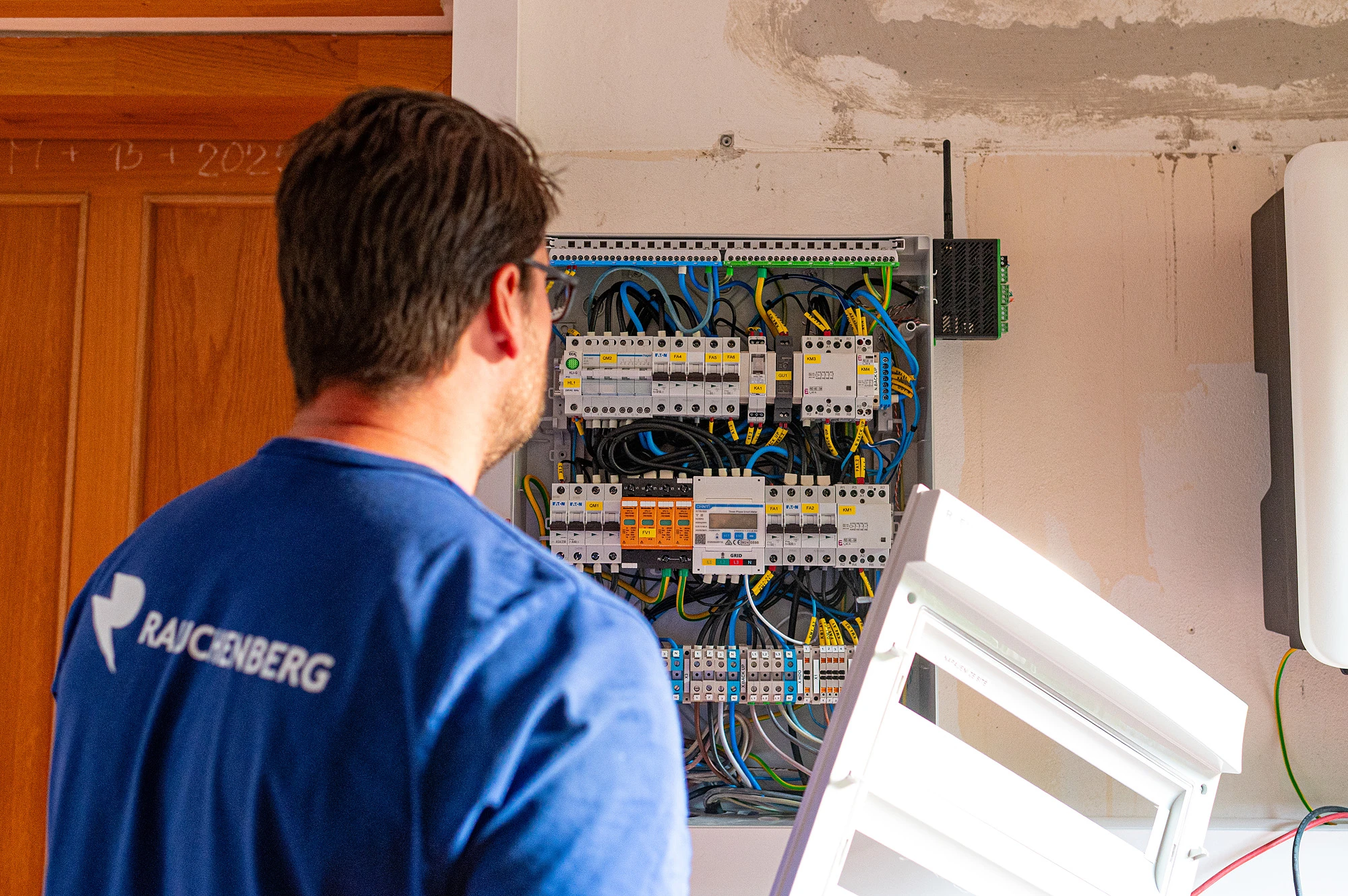 Technik kontroluje elektrickou část FVE